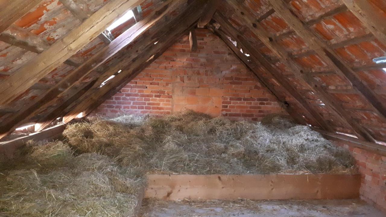 Bett im Heu auf Bauernhof Gemeinschaftsbad Schlafsäcke Hausbreitenbach Exterior foto
