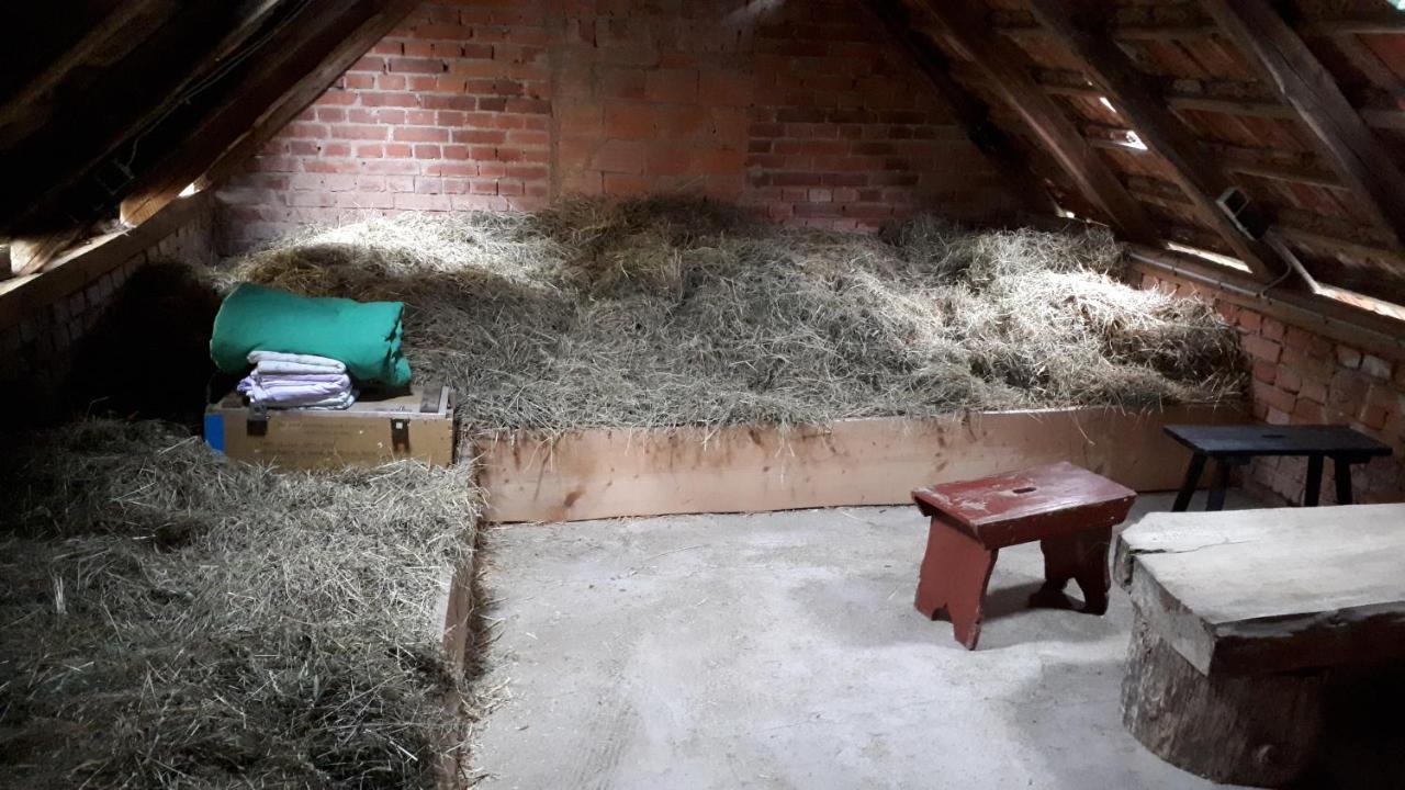 Bett im Heu auf Bauernhof Gemeinschaftsbad Schlafsäcke Hausbreitenbach Exterior foto