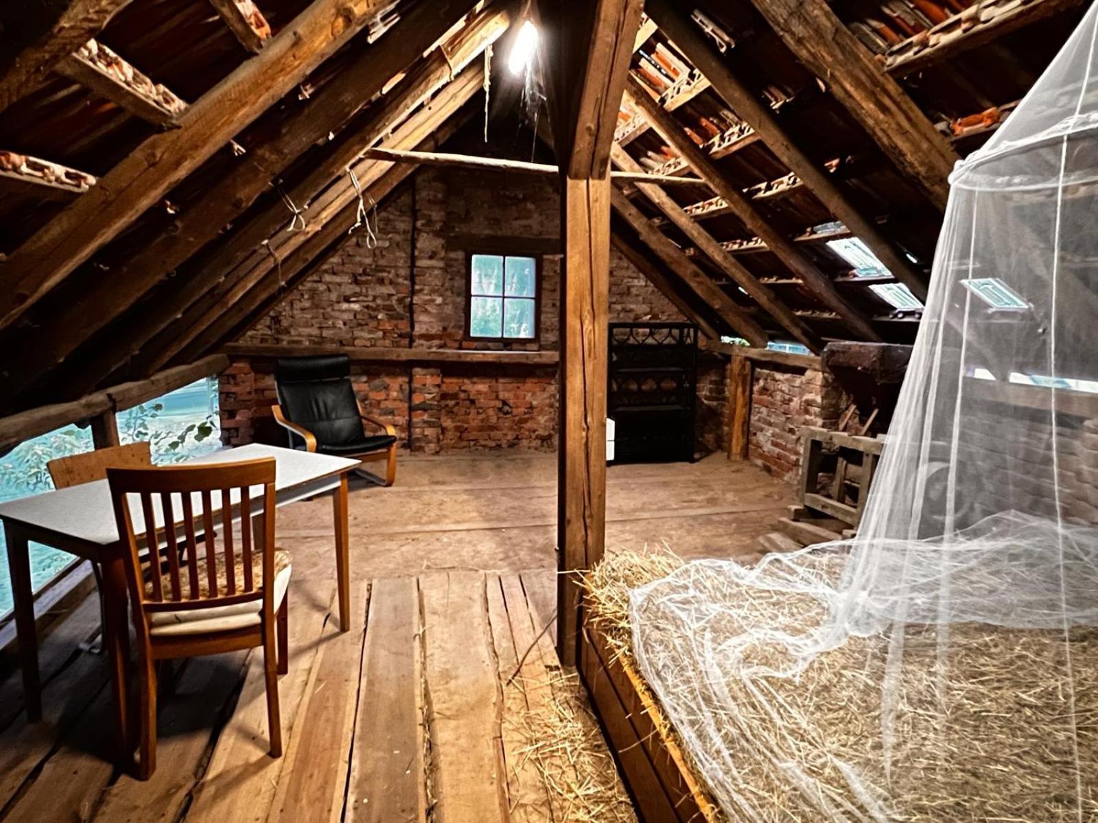 Bett im Heu auf Bauernhof Gemeinschaftsbad Schlafsäcke Hausbreitenbach Zimmer foto