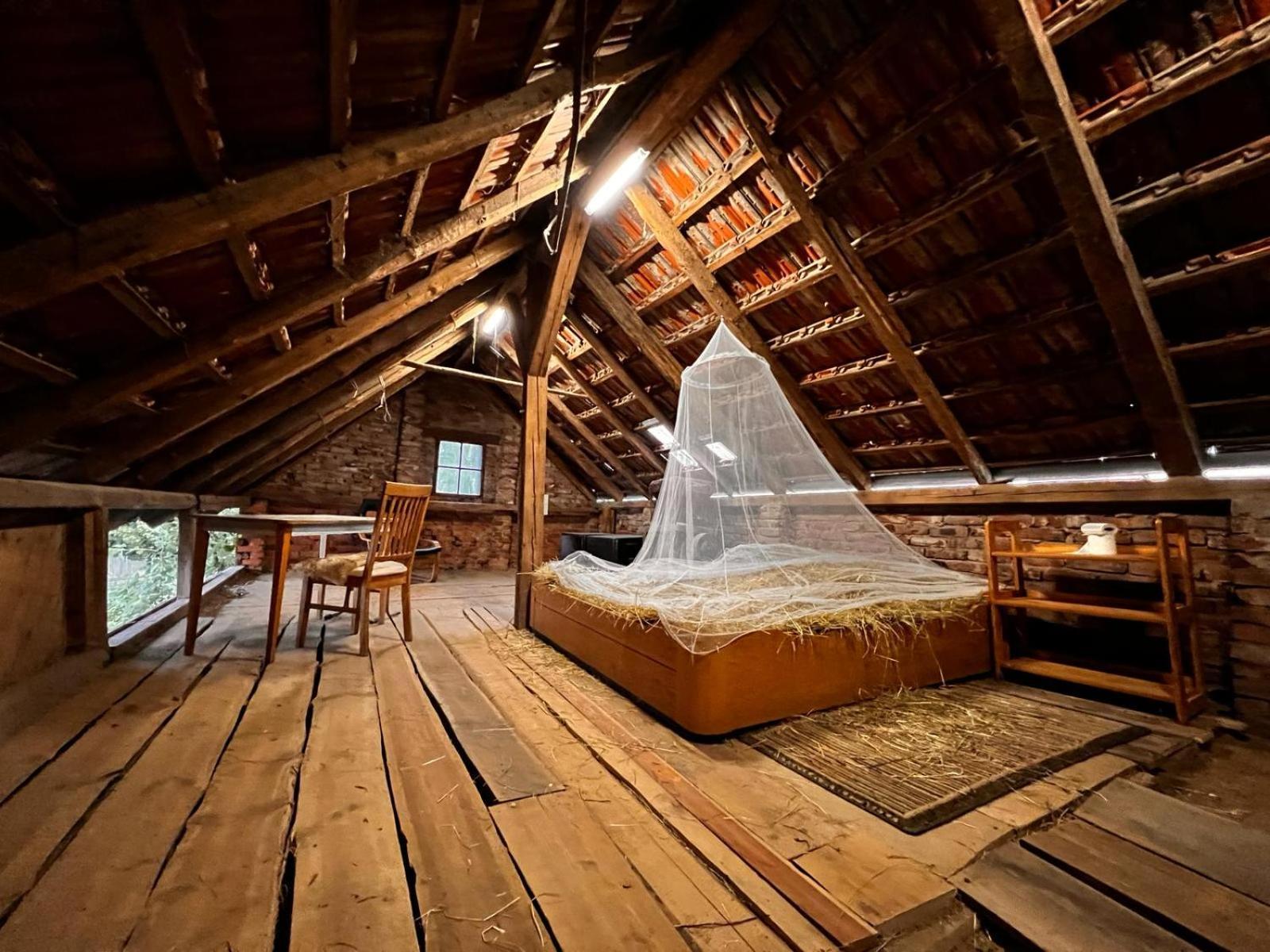 Bett im Heu auf Bauernhof Gemeinschaftsbad Schlafsäcke Hausbreitenbach Zimmer foto