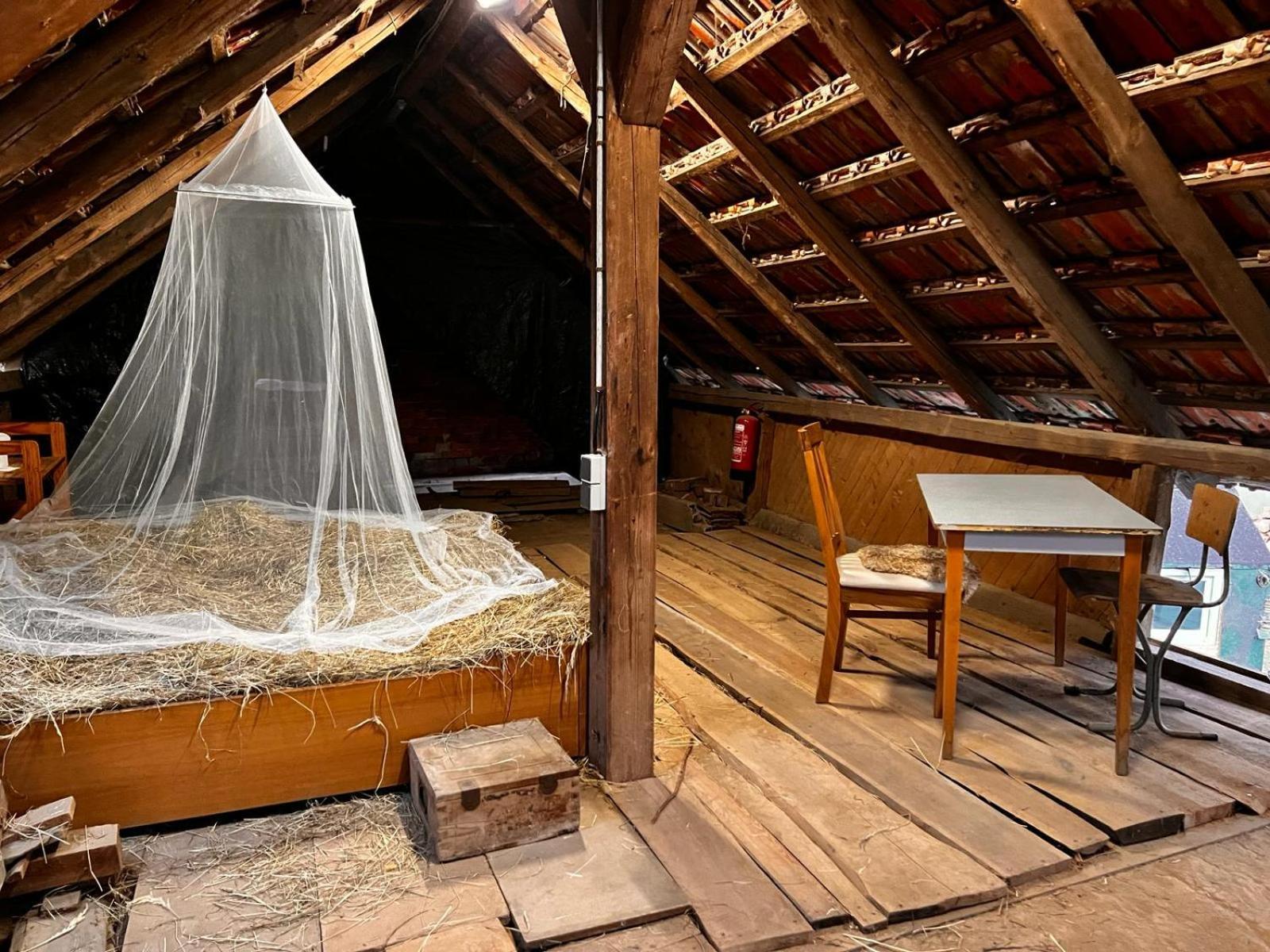 Bett im Heu auf Bauernhof Gemeinschaftsbad Schlafsäcke Hausbreitenbach Exterior foto