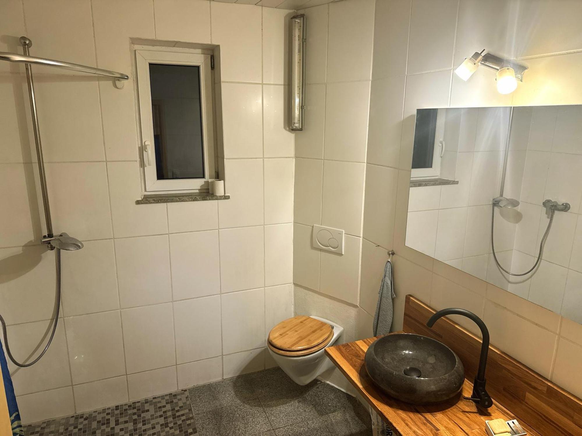Bett im Heu auf Bauernhof Gemeinschaftsbad Schlafsäcke Hausbreitenbach Exterior foto